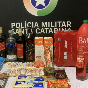 Funcionários de supermercado são presos ao ameaçarem colega para esconder produtos furtados