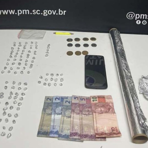 Casal é preso com 109 pedras de crack durante abordagem da Polícia Militar