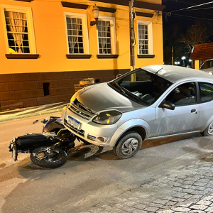 Embriagado, motorista invade contramão, atinge motociclista e é preso