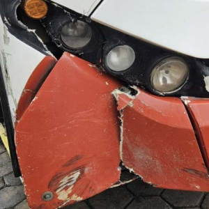 Batida entre carro e ônibus escolar deixa motorista ferida