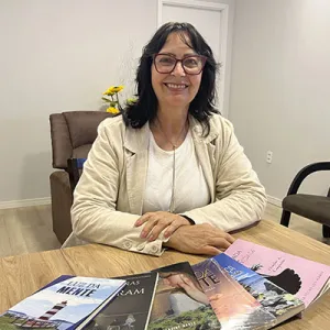 Escritora transforma paixão pela literatura em coleção de sete livros; conheça