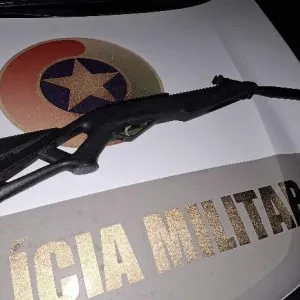 Homem joga carabina no mato ao perceber aproximação da polícia