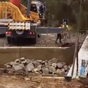 Estrutura de ponte se rompe durante instalação e prolonga espera de moradores do interior 