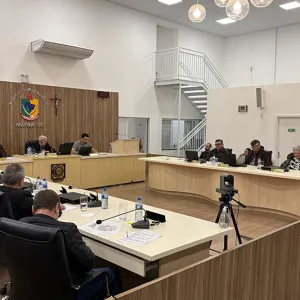 Críticas ao Executivo marcam debate antes da votação de terreno para 176 moradias; veja o que disse cada vereador