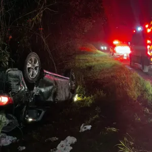 Uma pessoa morre e duas ficam feridas em capotamento na BR-280