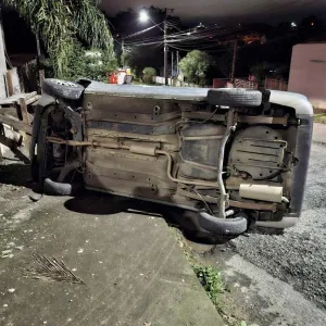 Carro tomba em esquina e condutora é autuada ao recusar bafômetro 