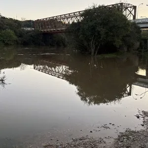 Após atingir pico de 6,26 metros, lentamente, nível do rio Negro começa a recuar
