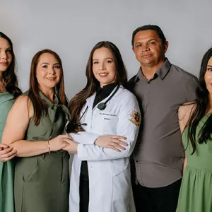 Por nove anos, ex-frentista acompanha filha até o diploma de Medicina