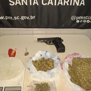 Polícia Militar desmantela ponto de tráfico e prende jovem de 20 anos
