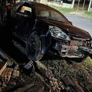 Motorista foge e abandona carro ao bater contra muro na madrugada