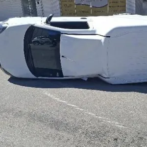 Veículo tomba após batida em cruzamento no Alto de Mafra