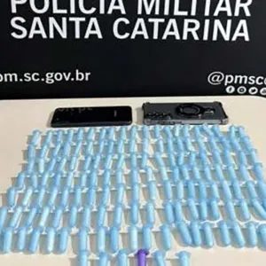 Polícia Militar desmantela ponto de tráfico e apreende dezenas de pinos de cocaína