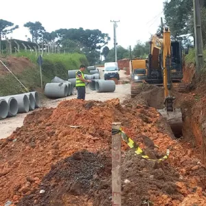 Obras de pavimentação bloqueiam trânsito na Roseira e no Tijuco Preto