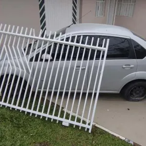 Carro bate em caminhão, invade pátio e atinge casa em Mafra