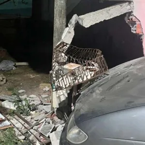 Homem compra carro, fica sem freio no caminho para casa e bate contra muro