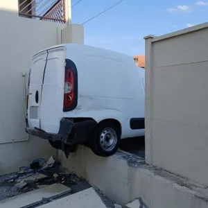 Em menos de 24 horas, mais um carro atinge muro e vai parar em pátio