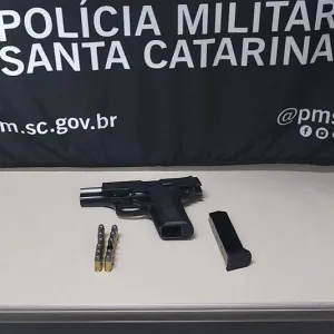 Homem agride companheira, quebra celular e é preso com arma de fogo