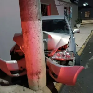 Carro é “abandonado” por motorista depois de bater em comércio e poste