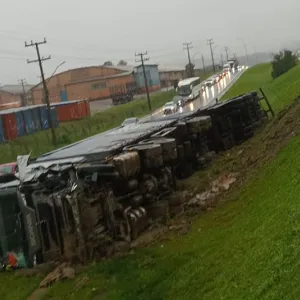 Mulher fica presa às ferragens em colisão entre carro e caminhão na BR-116