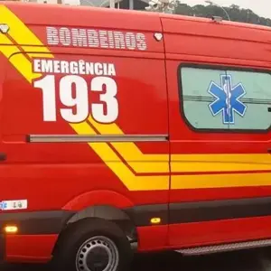 Idoso fica ferido ao bater bicicleta contra porta aberta de carro