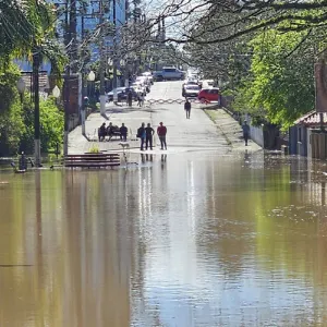 Ruas e estradas são interditadas por inundações em Rio Negro e Mafra; veja onde