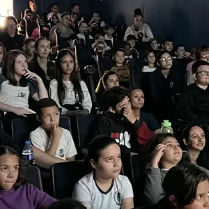 Carreta com cinema da PRF leva educação no trânsito a estudantes em Mafra