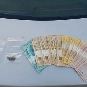 Adolescente de 17 anos é flagrado dirigindo e fazendo entregas de drogas