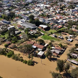 Após atingir 8,13 metros, lentamente, nível do rio Negro começa a baixar