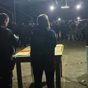 Operação contra o tráfico prende oito pessoas e apreende drogas e armas