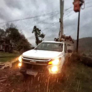Temporal deixa quase 3 mil unidades consumidoras sem energia em Mafra