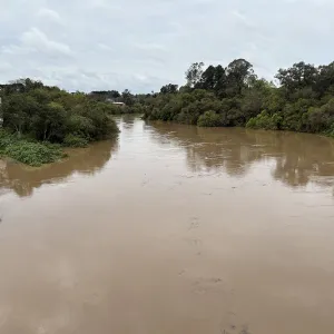 Nível do Rio Negro ultrapassa novamente os 7 metros e mantém cidades em alerta