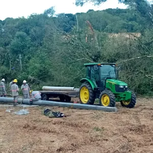 Celesc enfrenta áreas de difícil acesso para reconstruir rede após temporal em Mafra 