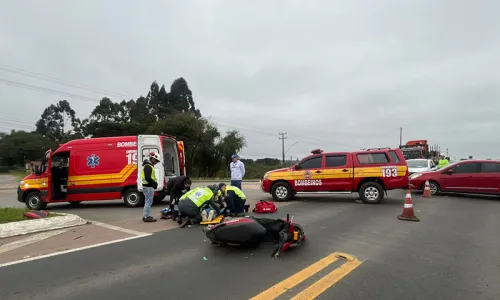 Motociclista fica ferida em acidente na BR-116
