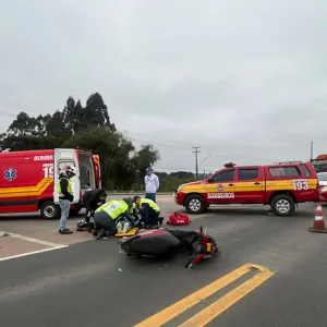 Motociclista fica ferida em acidente na BR-116