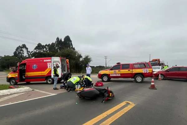 Motociclista fica ferida em acidente na BR-116