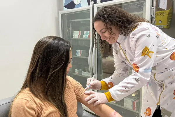 Clínica reúne vacinação completa para a família, com atendimento a domicílio; conheça