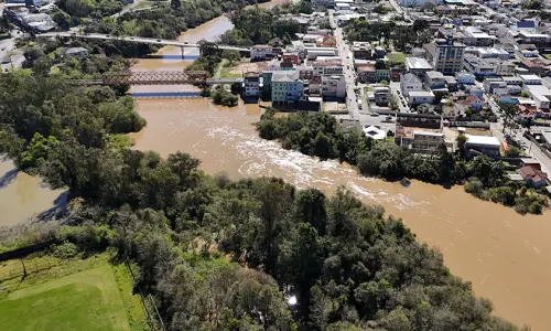 Nível do rio Negro começa a recuar, mas ainda permanece acima dos 8 metros 
