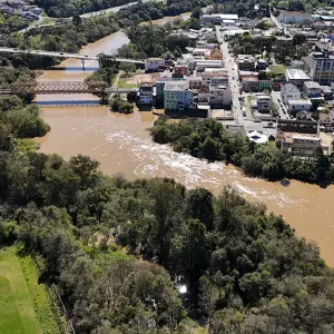 Nível do rio Negro começa a recuar, mas ainda permanece acima dos 8 metros 
