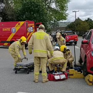 Mulher fica gravemente ferida em colisão entre moto e carro