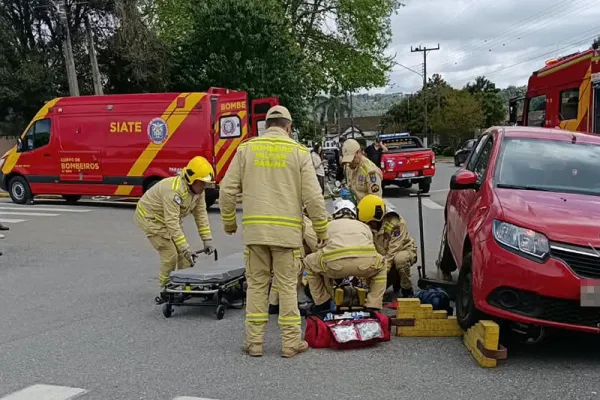 Mulher fica gravemente ferida em colisão entre moto e carro