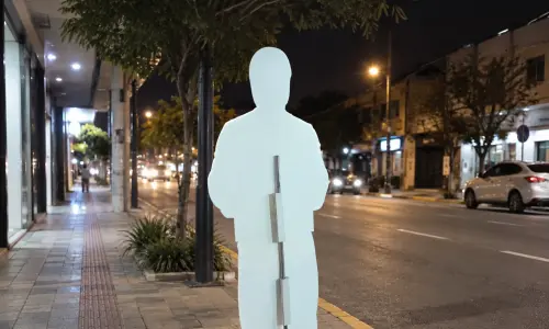 Candidato de papelão? Justiça Eleitoral barra bonecos em vias públicas