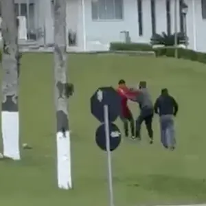 Homem é morto a facadas em frente a igreja