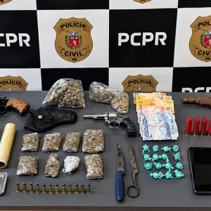 Três pessoas são presas com armas e drogas durante operação policial