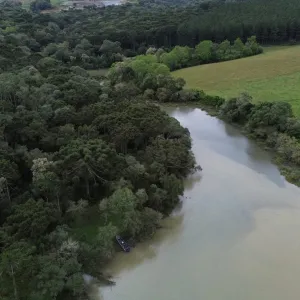 Água escura e odor: moradores denunciam possível poluição na Represa São Lourenço