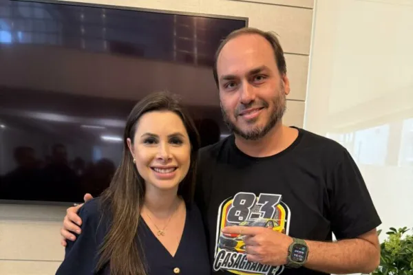 Carlos Bolsonaro e Carol De Toni cumprem agenda em Mafra nesta segunda