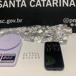 Adolescente de 14 anos é apreendido com 18 pedras de crack