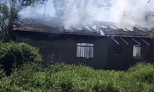 Incêndio destrói casa em Rio Negro; moradores não estavam no imóvel
