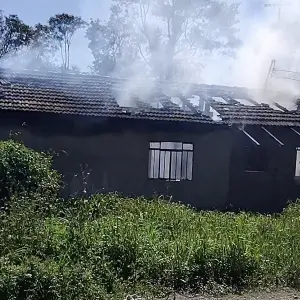 Incêndio destrói casa em Rio Negro; moradores não estavam no imóvel