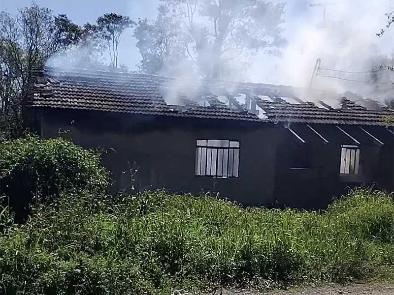 Incêndio destrói casa em Rio Negro; moradores não estavam no imóvel