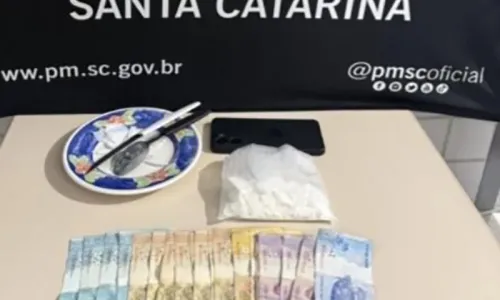 Mulher e homem são presos suspeitos de tráfico de drogas